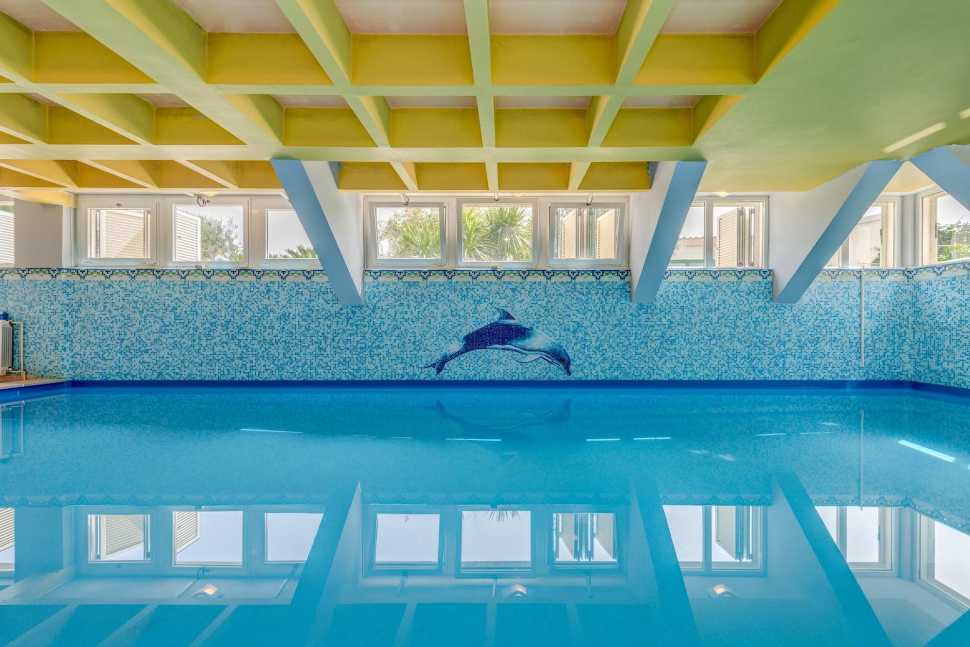 Blue Dolphin Apartment - Private Indoor Pool, Jacuzzi, Garden Спліт Екстер'єр фото