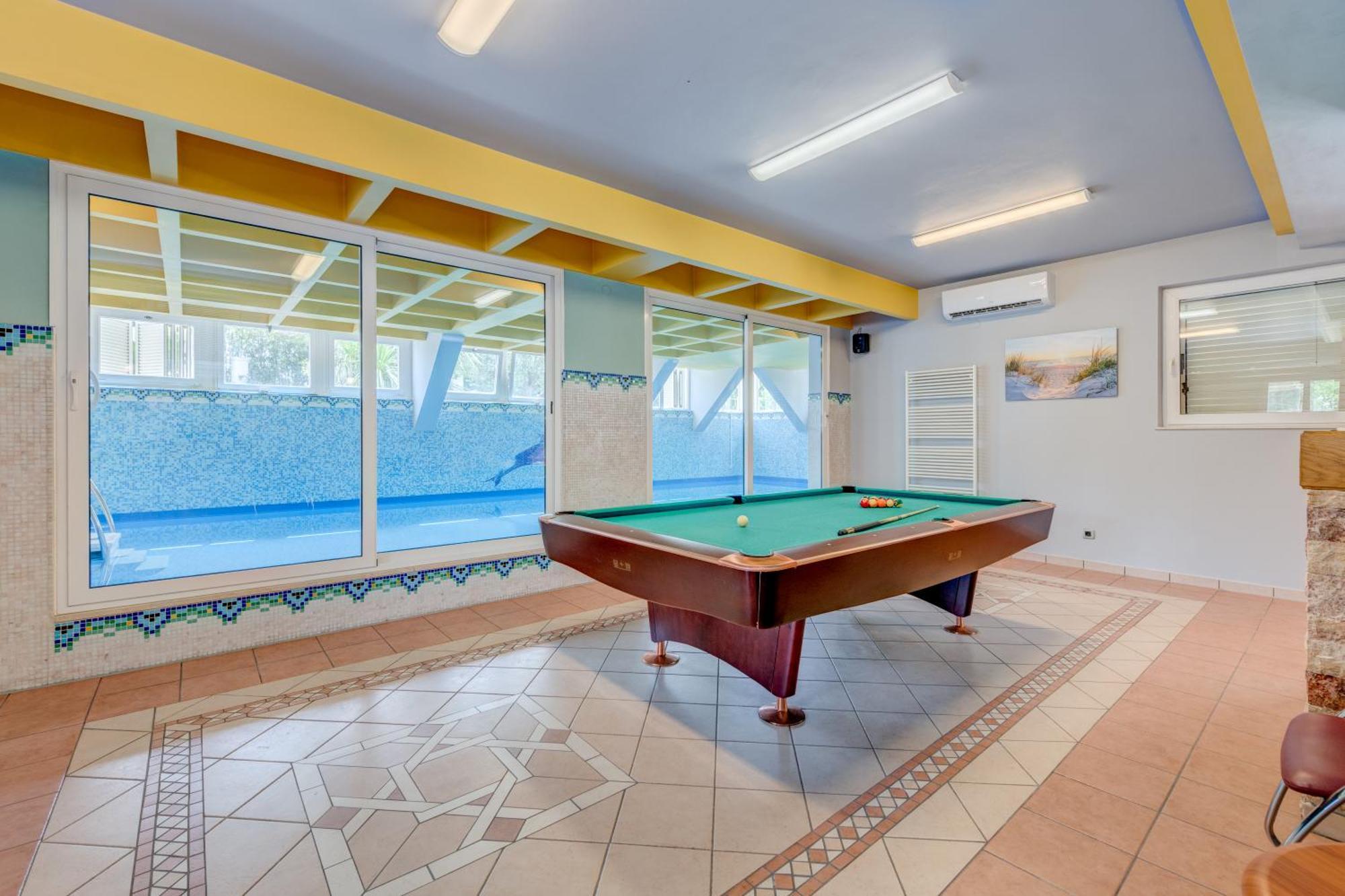 Blue Dolphin Apartment - Private Indoor Pool, Jacuzzi, Garden Спліт Екстер'єр фото