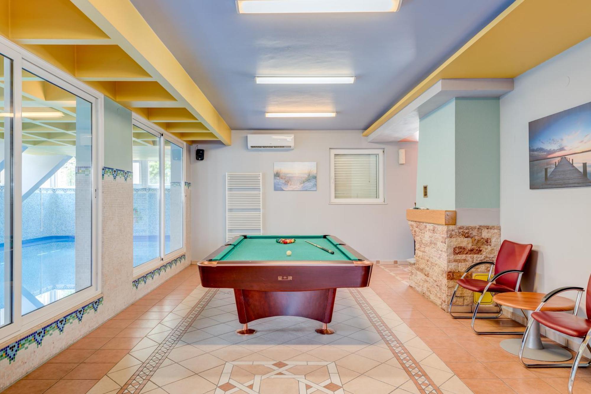 Blue Dolphin Apartment - Private Indoor Pool, Jacuzzi, Garden Спліт Екстер'єр фото