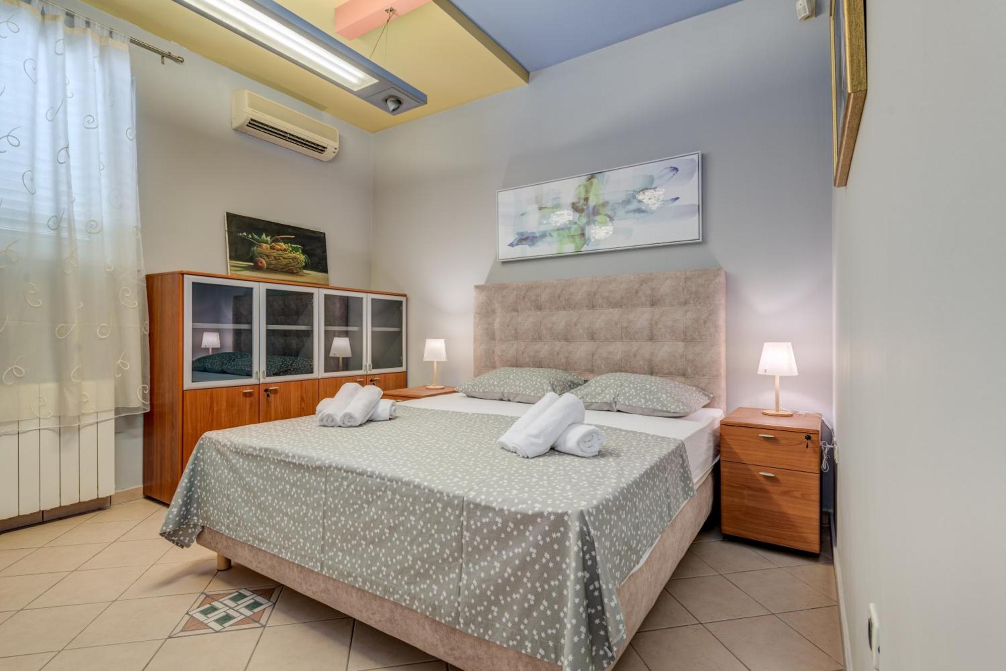 Blue Dolphin Apartment - Private Indoor Pool, Jacuzzi, Garden Спліт Екстер'єр фото